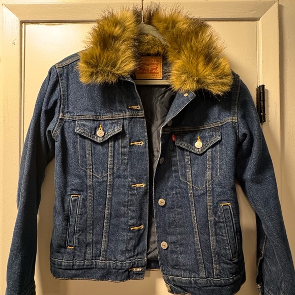 NWOT Levi’s Dark Blue Jean Jacket with Brown Faux Fur Collar - Picture 1 of 3